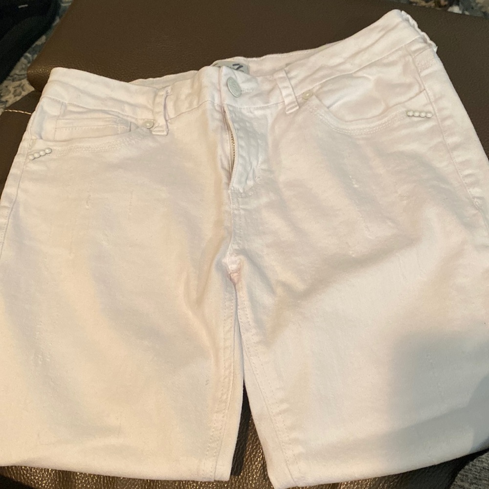 Seven brand, easy fit, sz 8, white distressed denim capri
